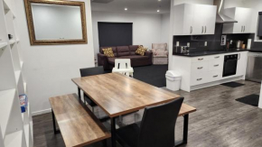 OakTree Entire Holiday Home, Sleeps 8 to12
